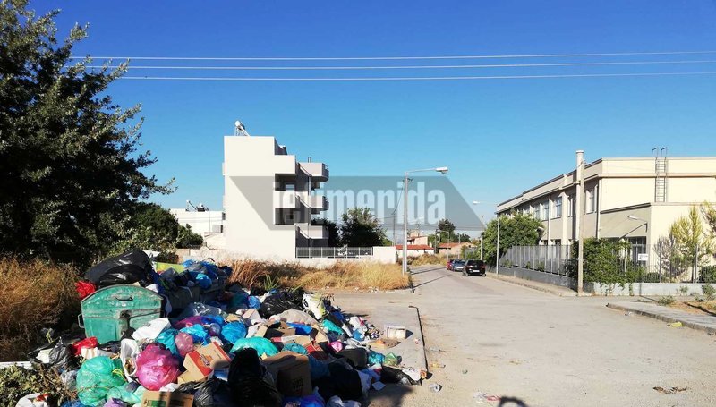 Δεκάδες σακούλες με σκουπίδια πολύ κοντά στο 9ο Δημοτικό Σχολείο Μεγάρων
