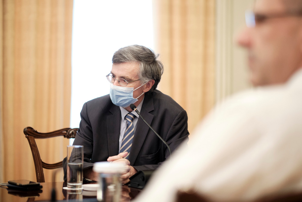 Ο Σωτήρης Τσιόδρας με μάσκα για τον κορωνοϊό σε σύσκεψη στου Μαξίμου