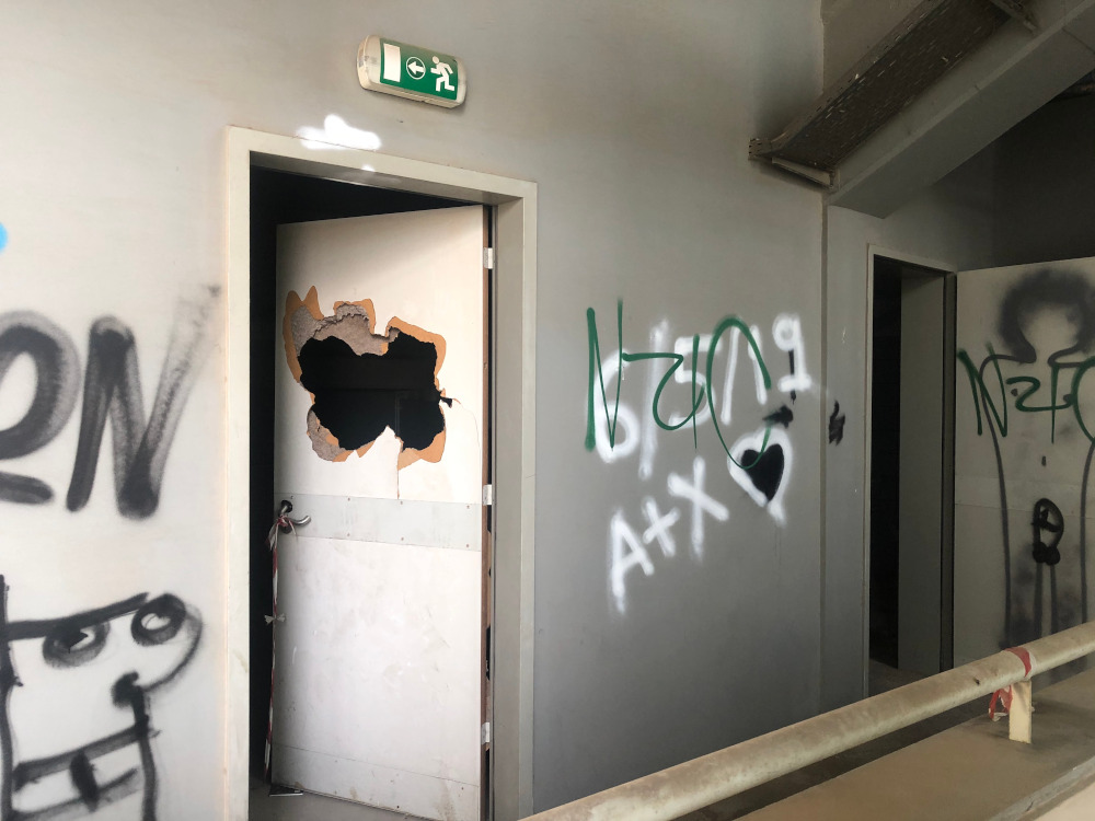 Πόρτες με τρύπες από σημαντικές φθορές