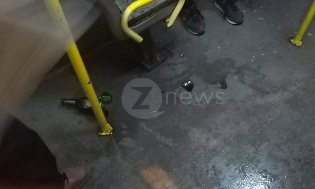 Το σπασμένο μπουκάλι εντός του λεωφορείου