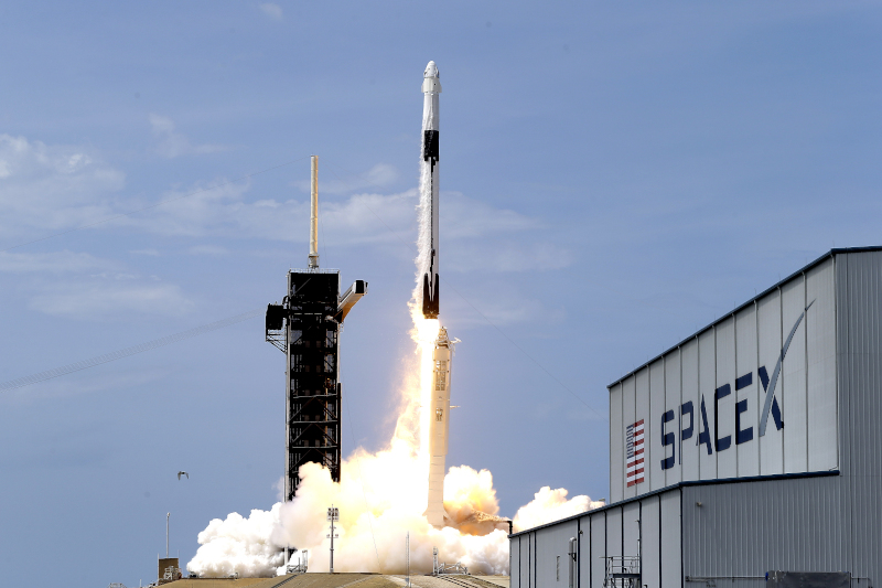 Εκτοξεύτηκε η επανδρωμένη αποστολή της SpaceX στο διάστημα