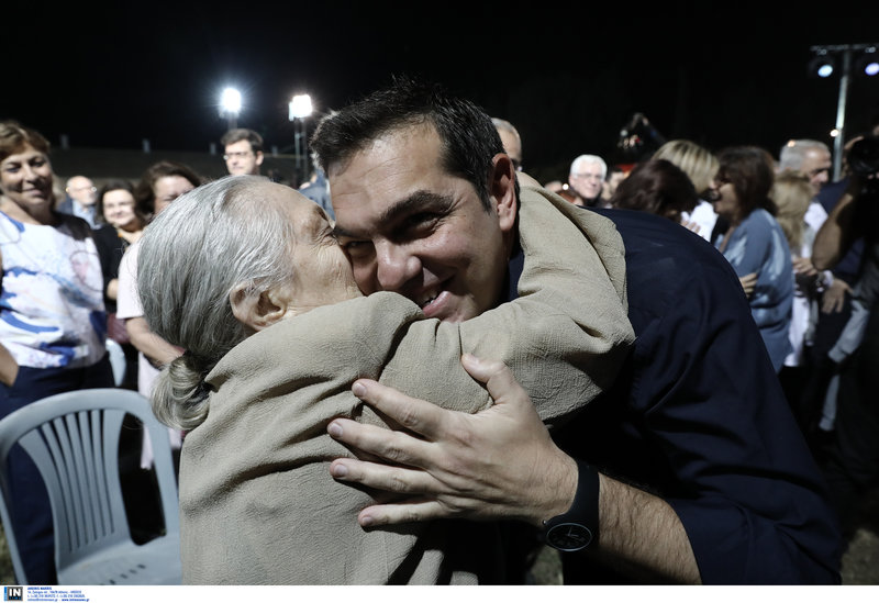 Ο Αλέξης Τσίπρας χάνεται στην αγκαλιά μιας ηλικιωμένης θαυμάστριάς του στο φεστιβάλ Σπούτνικ της Νεολαίας του ΣΥΡΙΖΑ