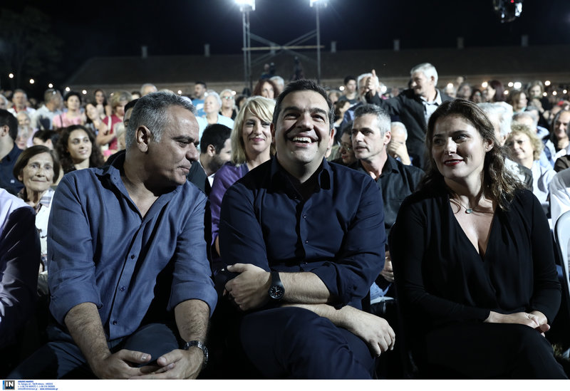 Ο Αλέξης Τσίπρας με την Μπέτυ Μπαζιάνα και τον Πάνο Σκουρλέτη στο φεστιβάλ Σπούτνικ της Νεολαίας του ΣΥΡΙΖΑ /