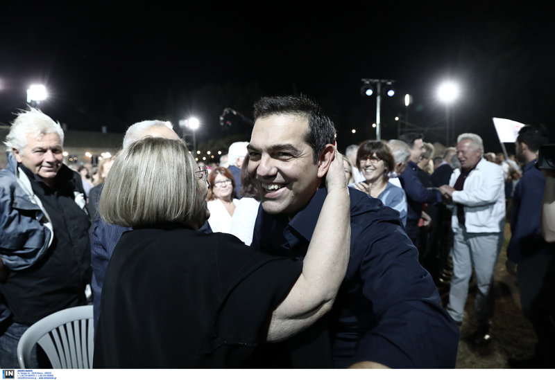 Ο Αλέξης Τσίπρας χαμογελαστός δέχεται την αγκαλιά μιας κυρίας στο φεστιβάλ Σπούτνικ της Νεολαίας του ΣΥΡΙΖΑ /