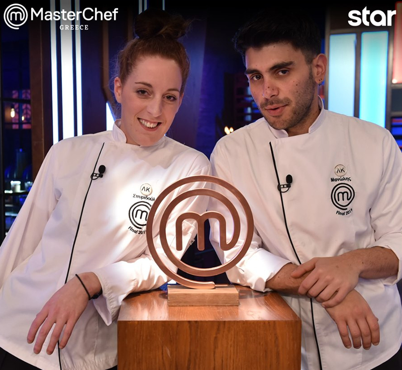Η Σπυριδούλα και ο Μάνος με το έπαθλο του MasterChef 3