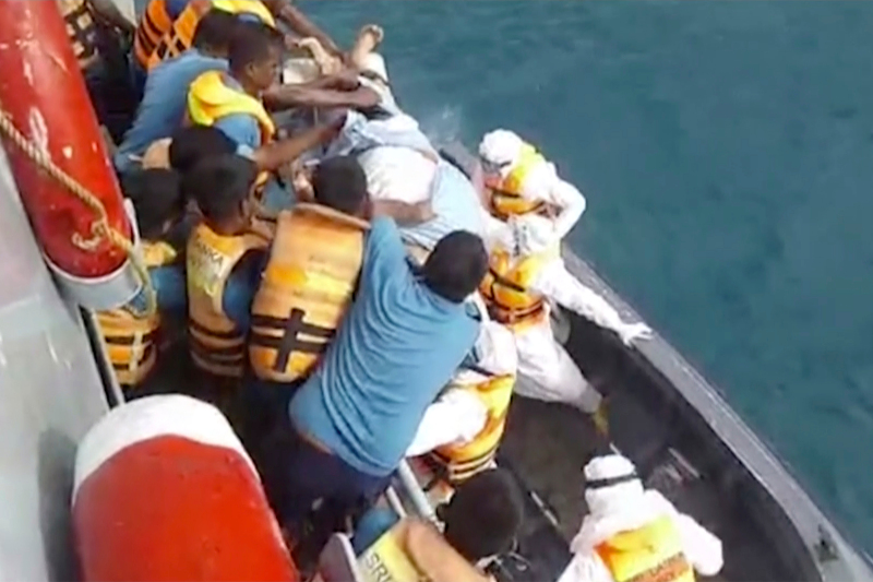 Μεταφορά τραυματία από το δεξαμενόπλοιο