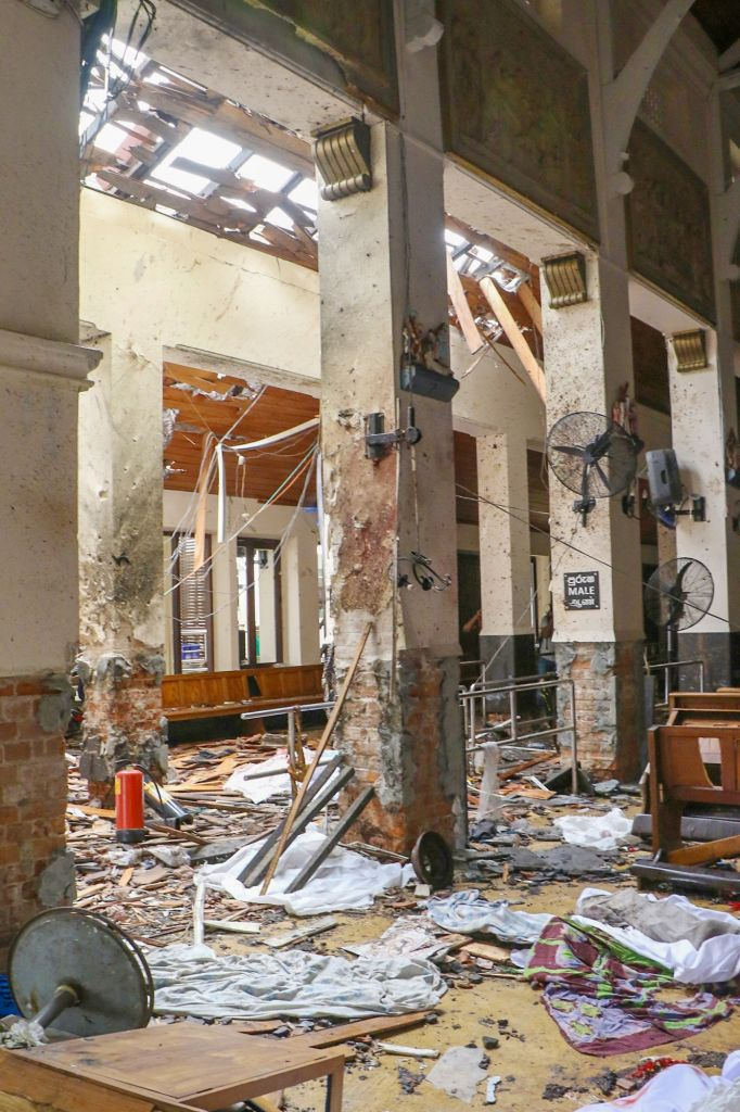 Συντρίμμια από το εσωτερικό ναού στη Σρι Λάνκα μετά τις εκρήξεις στη χώρα ανήμερα του Πάσχα