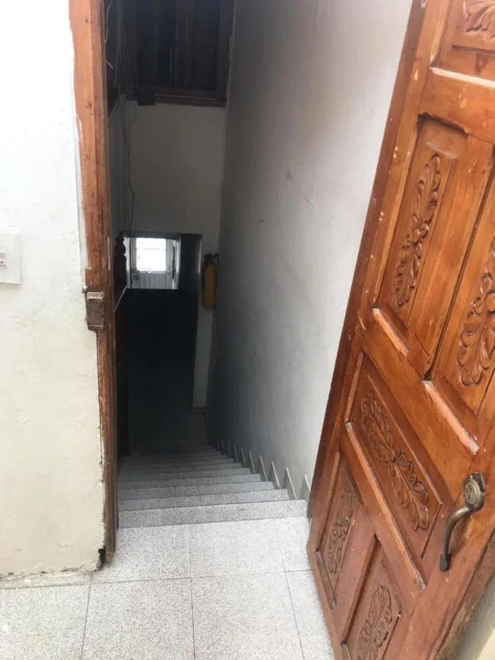 Απότομη σκάλα σπιτιού