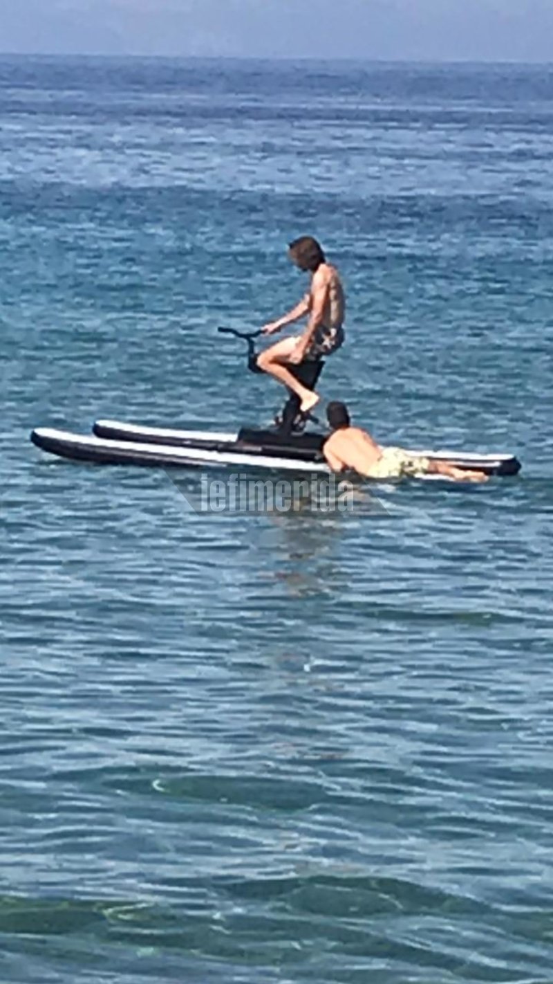 Στέφανος Τσιτσιπάς κάνει μπάνιο με τον αδελφό του στην Κέρκυρα