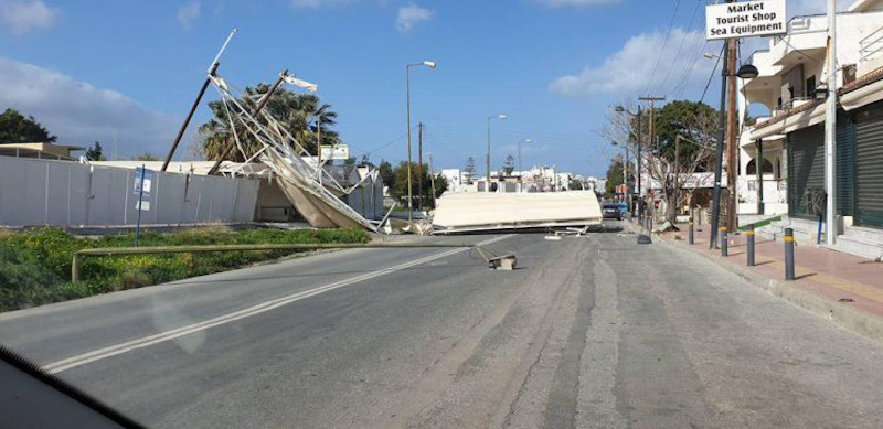 Το στέγαστρο που ξηλώθηκε από τον άνεμο