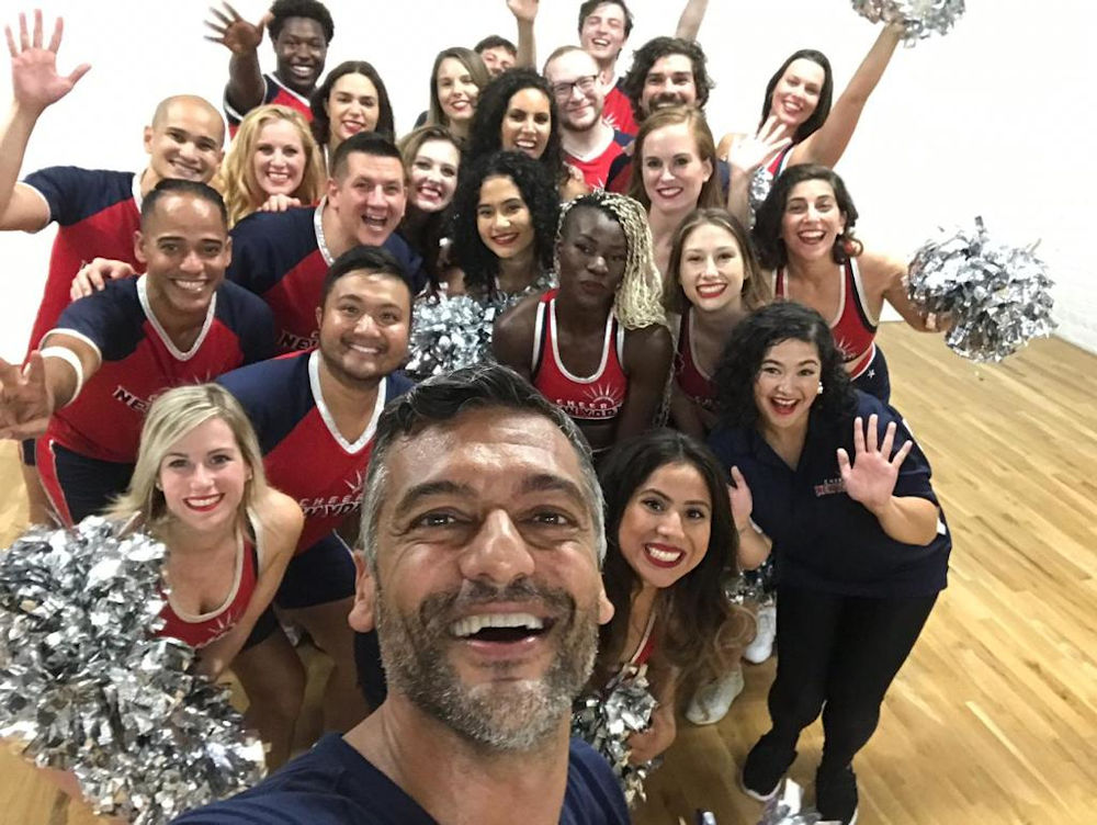 Η selfie του Στέλιου Κρητικού με ομάδα Cheerleader στη Νέα Υόρκη