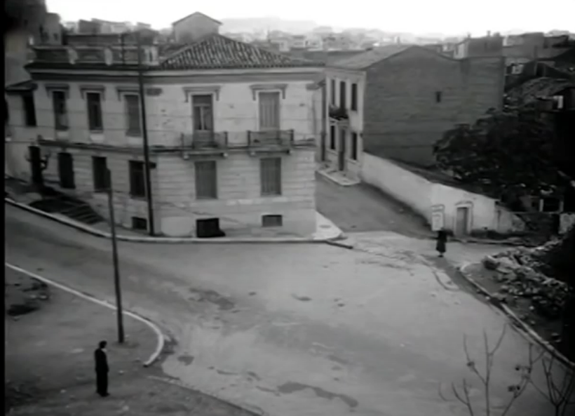 Αριστερά η Καλλιδρομίου, ο Φούντας στην Ιουστινιανού, η Μελίνα Μερκούρη στην Δελιγιάννη και Οικονόμου, όπου ήταν το ταβερνάκι που εμφανίζονταν