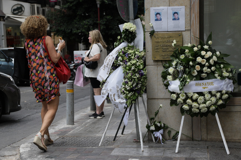 Στεφάνια στην μνήμη του Θάνου Αξαρλιάν