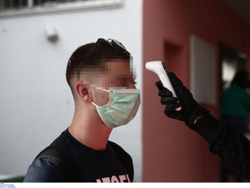 Θερμομέτρηση για τους μαθητές της Γ' Λυκείου που επιστρέφουν στο σχολείο