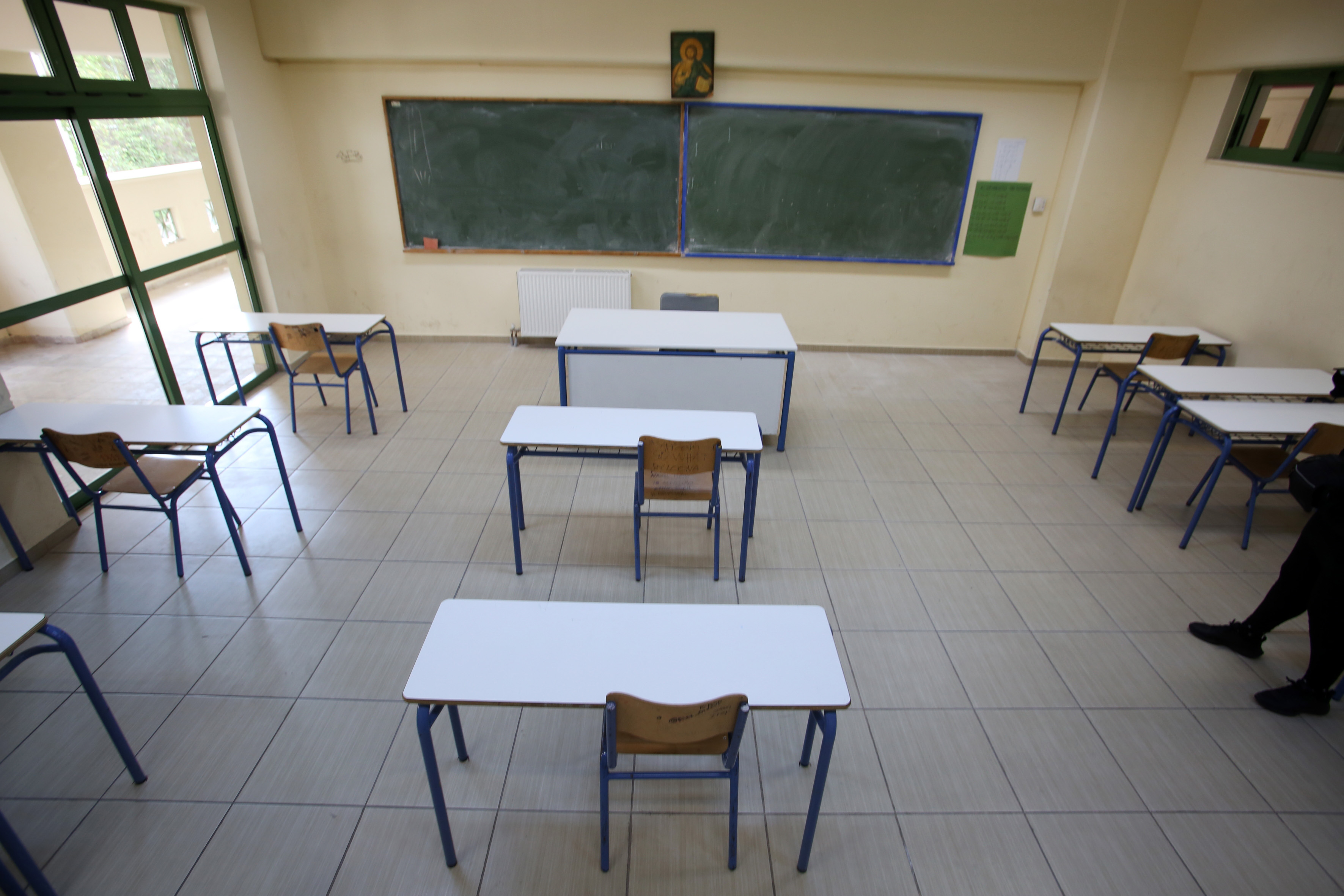 Μονές καρέκλες στα θρανία λόγω κορωνοϊού