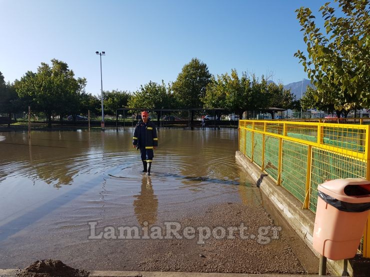 Ανδρας του Πυροσβεστικού Σώματος στο 11ο Δημοτικό σχολείο