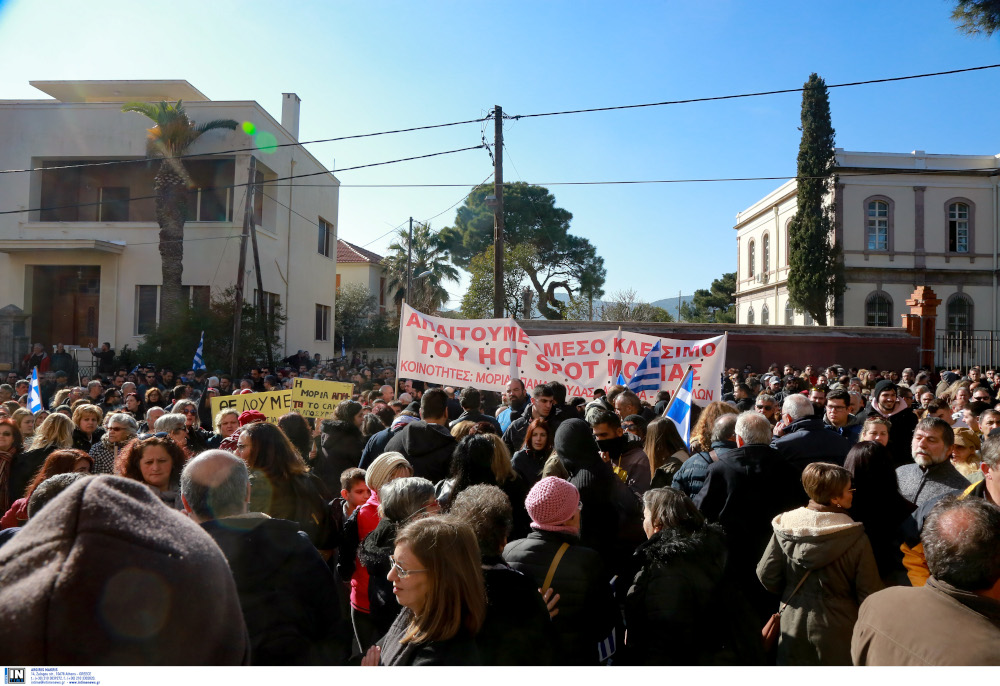 Βούλιαξε από κόσμο η προκυμαία της Μυτιλήνης