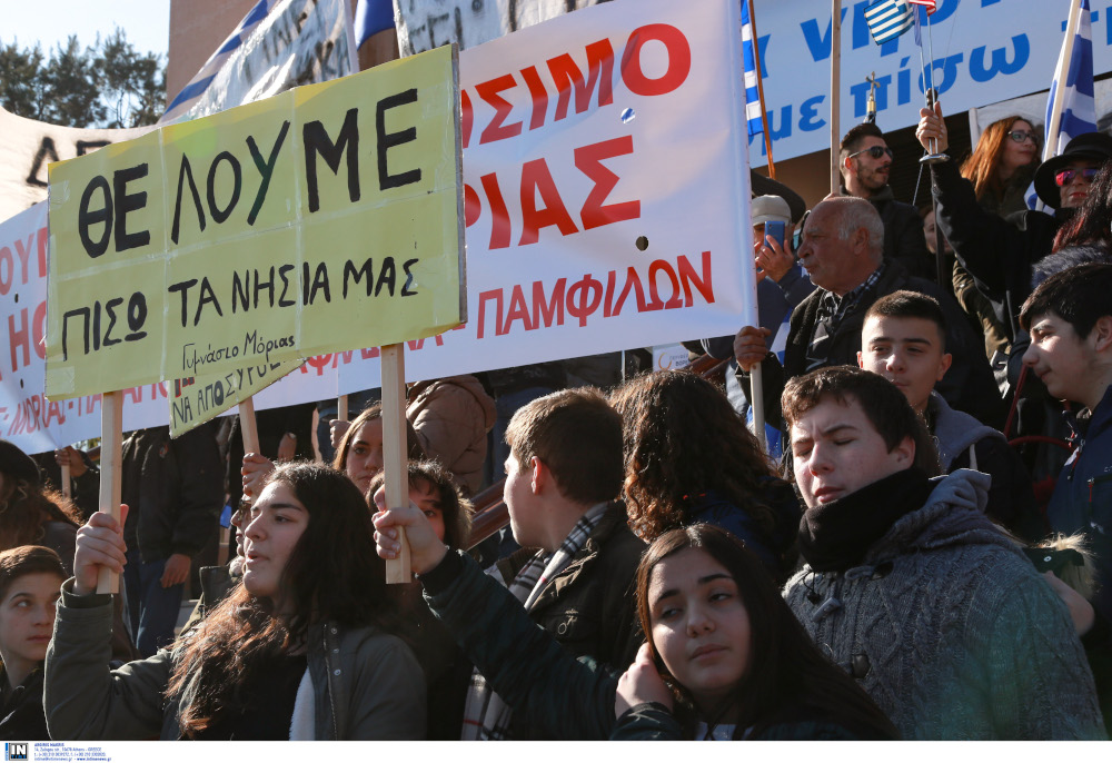 Βούλιαξε από κόσμο η προκυμαία της Μυτιλήνης