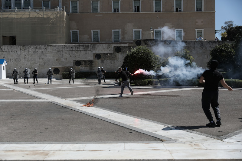 πανεκπαιδευτικό συλλαλητήριο μολότοφ και δακρυγόνα στο Σύνταγμα