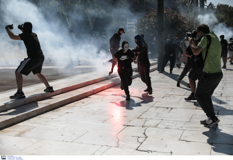 πανεκπαιδευτικό συλλαλητήριο μολότοφ και δακρυγόνα στο Σύνταγμα