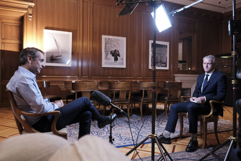 Ο δημοσιογράφος Nic Robertson του CNN την ώρα της συνέντευξης με τον Κυριάκο Μητσοτάκη