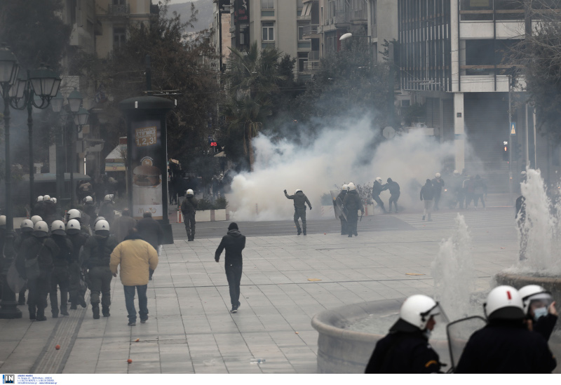 Επεισόδια και χημικά με αρνητές της μάσκας