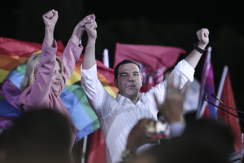 Ο Αλ. Τσίπρας ανέβασε στο μπαλκόνι την υποψήφια περιφερειάρχη Ρένα Δούρου