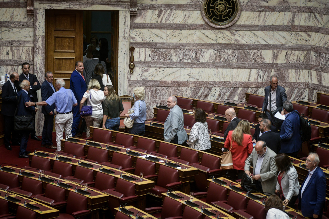 Βουλευτές του ΣΥΡΙΖΑ αποχωρούν από την Ολομέλεια της Βουλής