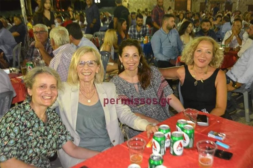 γλέντι στην πλατεία Αλιάρτου