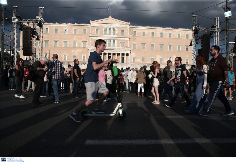 Και ηλεκτρικά πατίνια στην άδεια πλατεία Συντάγματος πριν την ομιλία Τσίπρα