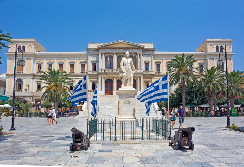 Η πλατεία Μιαούλη και το δημαρχείο στην Ερμούπολη