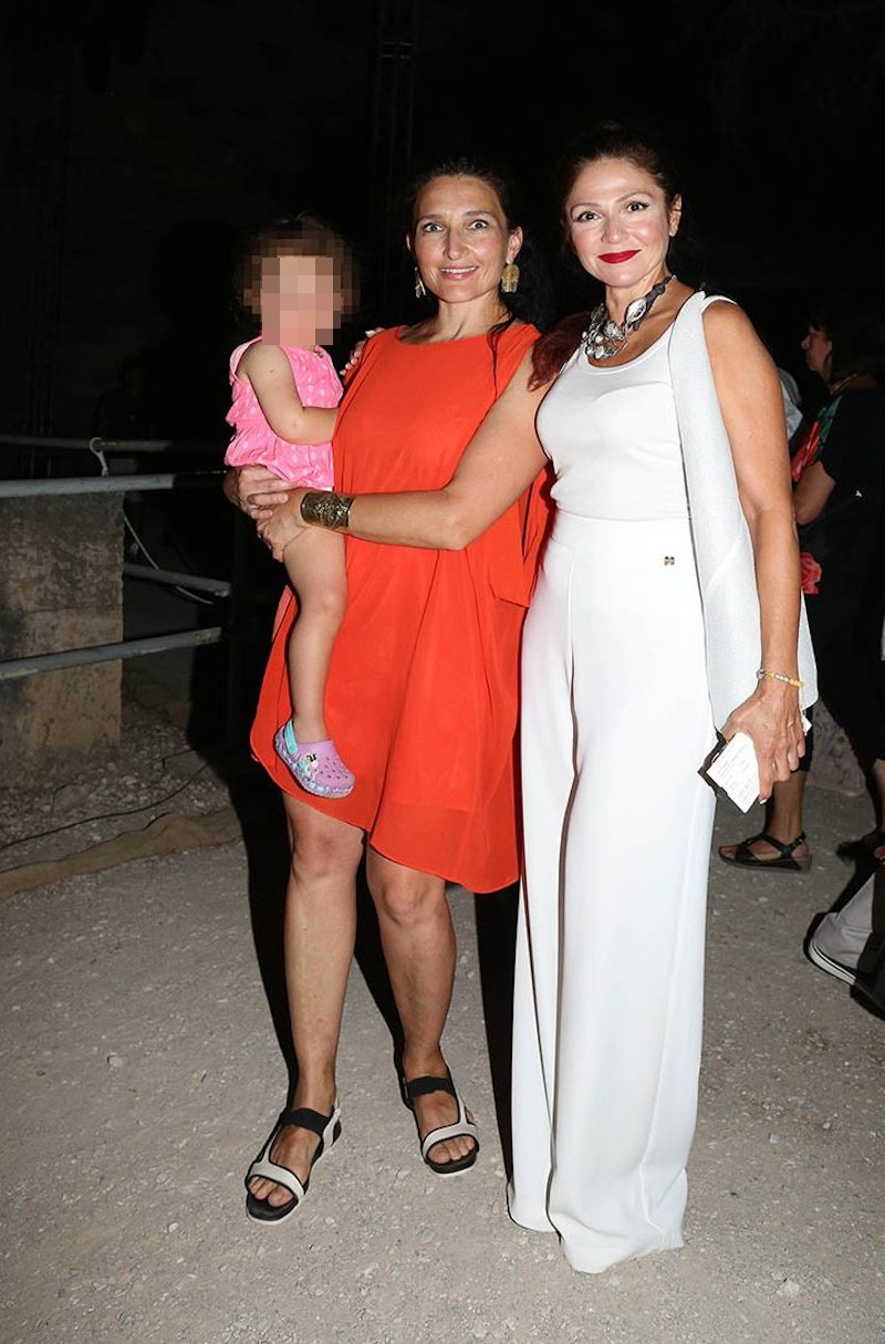 Η Ταμίλα Κουλίεβα με την αδελφή της