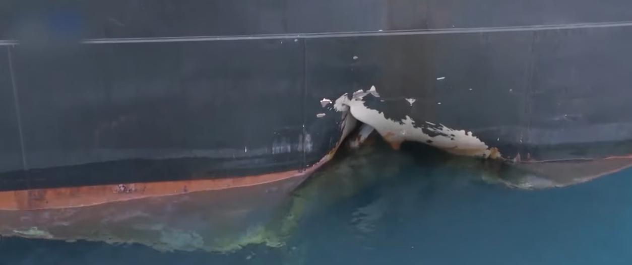 Τρύπα στο κύτος ενός από τα τάνκερ που φέρονται να αποτέλεσαν στόχο δολιοφθοράς.