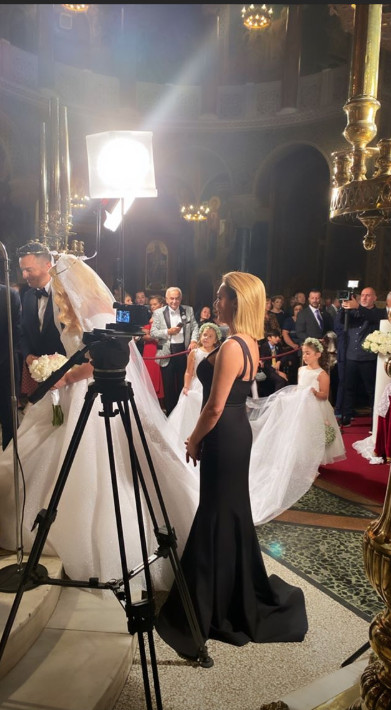 Η Τατιάνα Στεφανίδου κουμπάρα με μαύρο φόρεμα στον γάμο της Γιάννας Παναγοπούλου