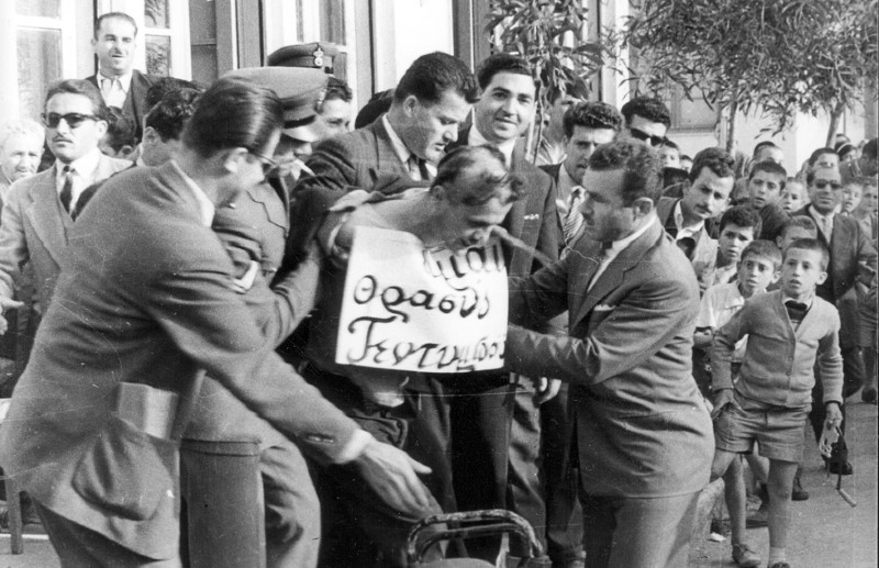 Σε μία σπάνια φωτογραφία του 1958, βλέπουμε μια σύλληψη Έλληνα τεντυμπόη. Είναι η ώρα της διαπόμπευσης. 