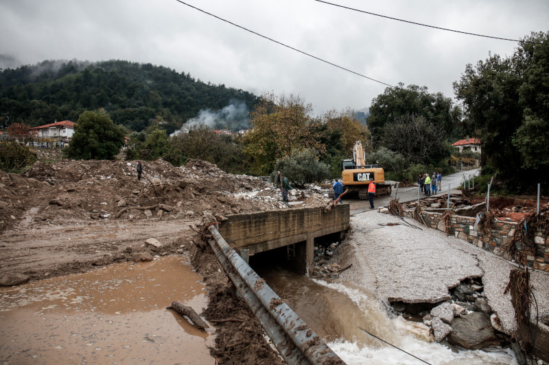 Κεντρικοί δρόμοι του νησιού πλημμύρισαν