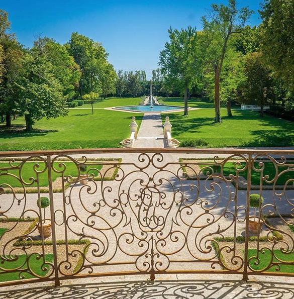 Η θέα από την master suite του chateau