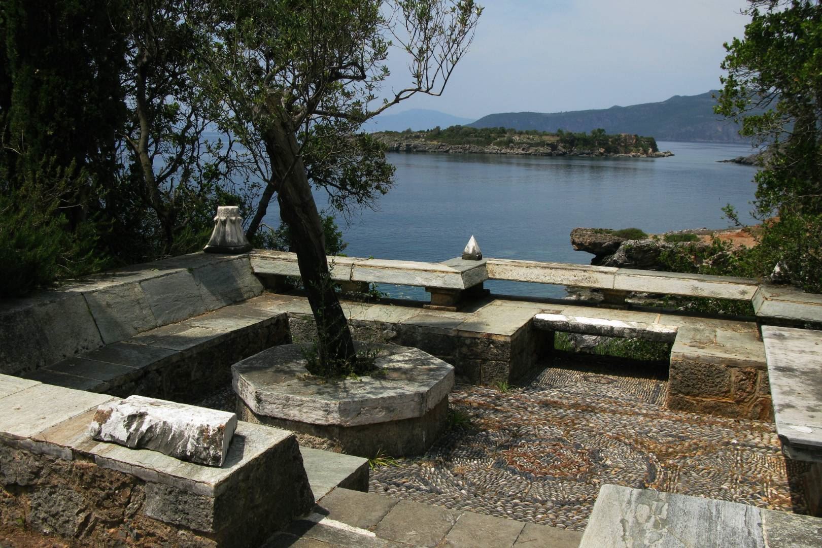 Η οικία διαθέτει μοναδική θέα στην θάλασσα και βοτσαλωτά ψηφιδωτά στην αυλή