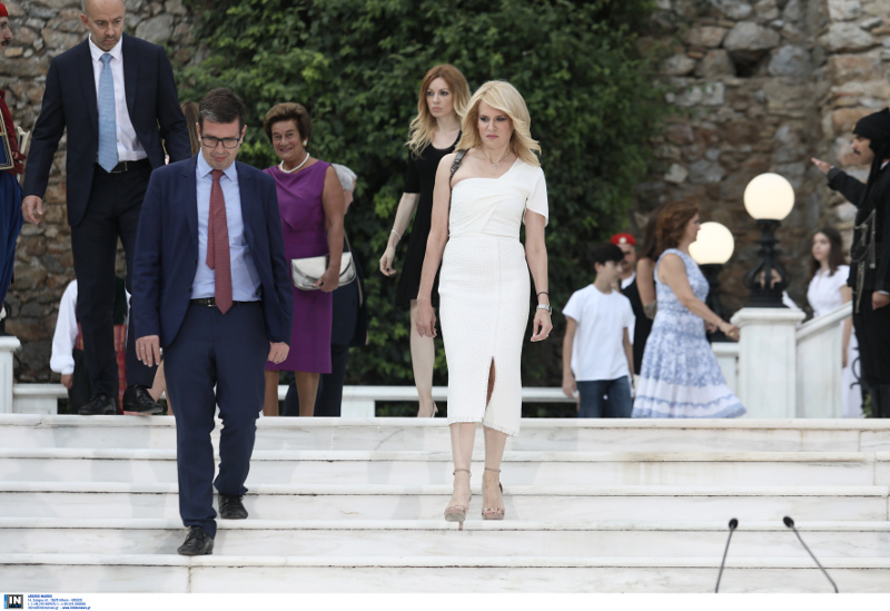 Η Θεοδώρα Τζάκρη με λευκό φόρεμα
