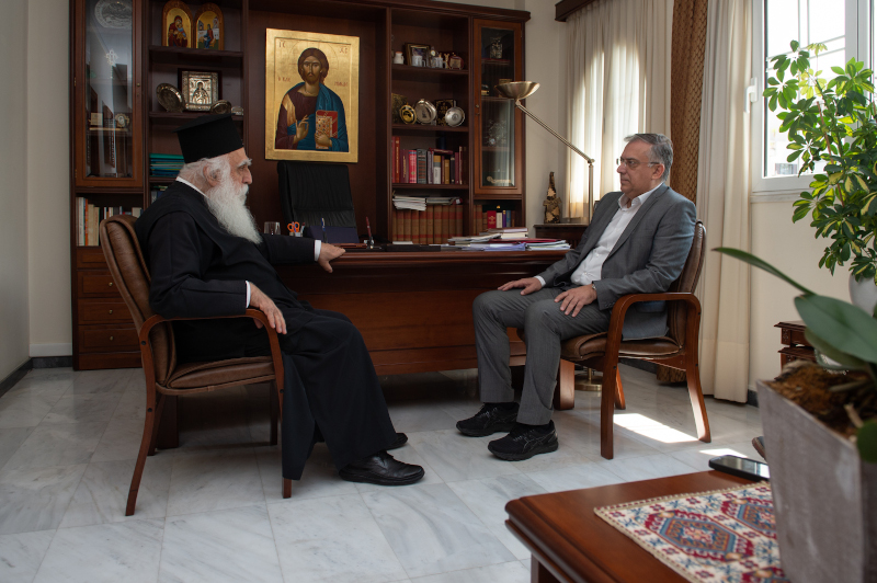 Επίσκεψη του υπουργού Εσωτερικών στα συσσίτια της Νέας Σμύρνης