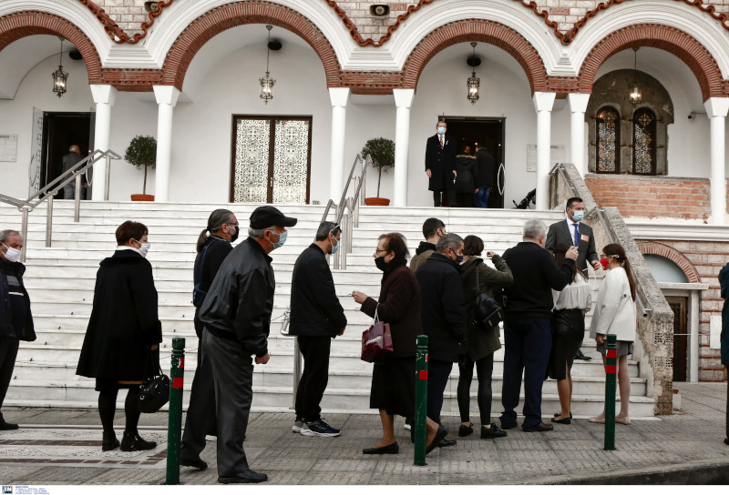 Θεοφάνια ουρές πιστών έξω από τον Αγιο Δημήτριο στο Μπραχάμι 