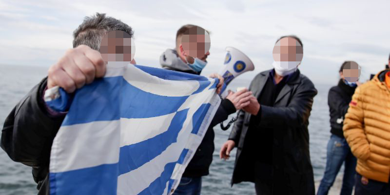 Θεσσαλονίκη: Ενταση και προσαγωγές στον Λευκό Πύργο -Πολίτες έριξαν τον σταυρό στη θάλασσα [εικόνες-video)] theofania thessaloniki prosagwges 8