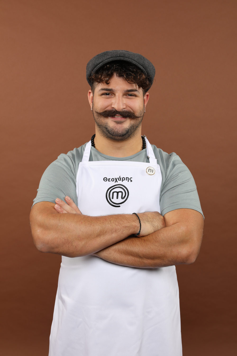 O Θεοχάρης Βιγλάκης με ποδιά του MasterChef 4