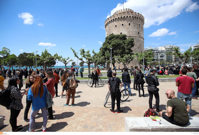 Καλλιτέχνες με μάσκες και μουσικά όργανα στη Θεσσαλονίκη
