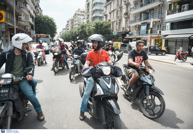 Μοτοπορεία από τους διανομείς στο κέντρο της πόλης