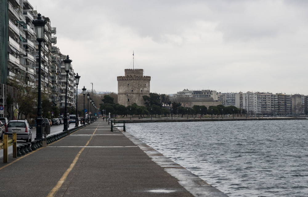 Αδεια η παραλία Θεσσαλονίκης μπροστά στον Λευκό Πύργο