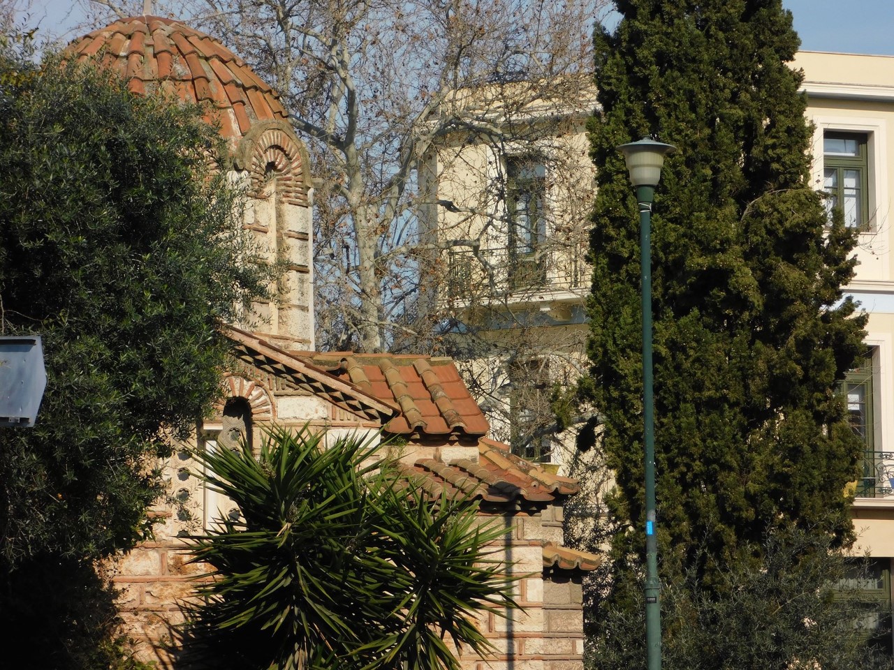 Εκκλησία και ένα κυπαρίσσι