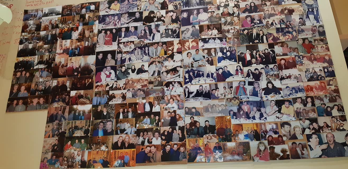 Στο Αυγό του Κόκκορα, σήμερα, στο Μεταξουργείο φιλοξενείται ένα κολάζ φωτογραφιών από τις θρυλικές εκείνες νύχτες στην Κυψέλη