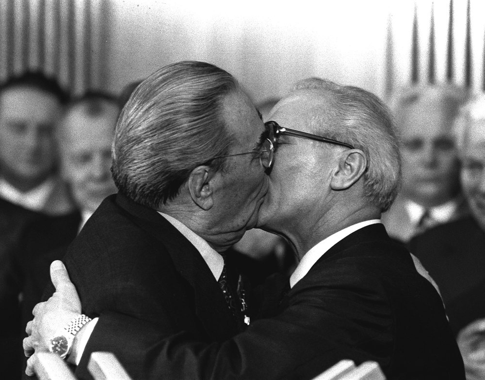 Το φιλί Μπρέζνιεφ Χόνεκερ από το μακρινό 1979 έμεινε στην ιστορία