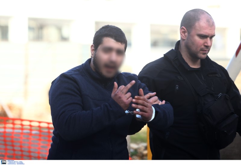 Δολοφονία Τοπαλούδη: Προκλητικός ο ένας εκ των δύο κατηγορούμενων, υψώνει το μεσαίο δάκτυλο